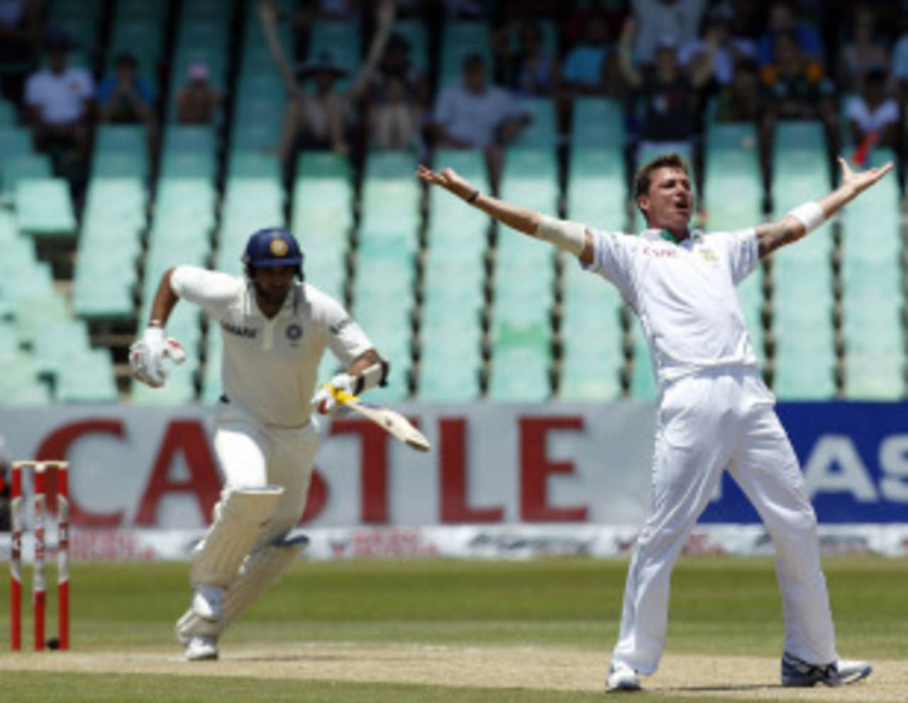 Zaheer Khan survives a palpable lbw shout from Dale Steyn, South Africa v India, 2nd Test, Durban, 3rd day, December 28, 2010