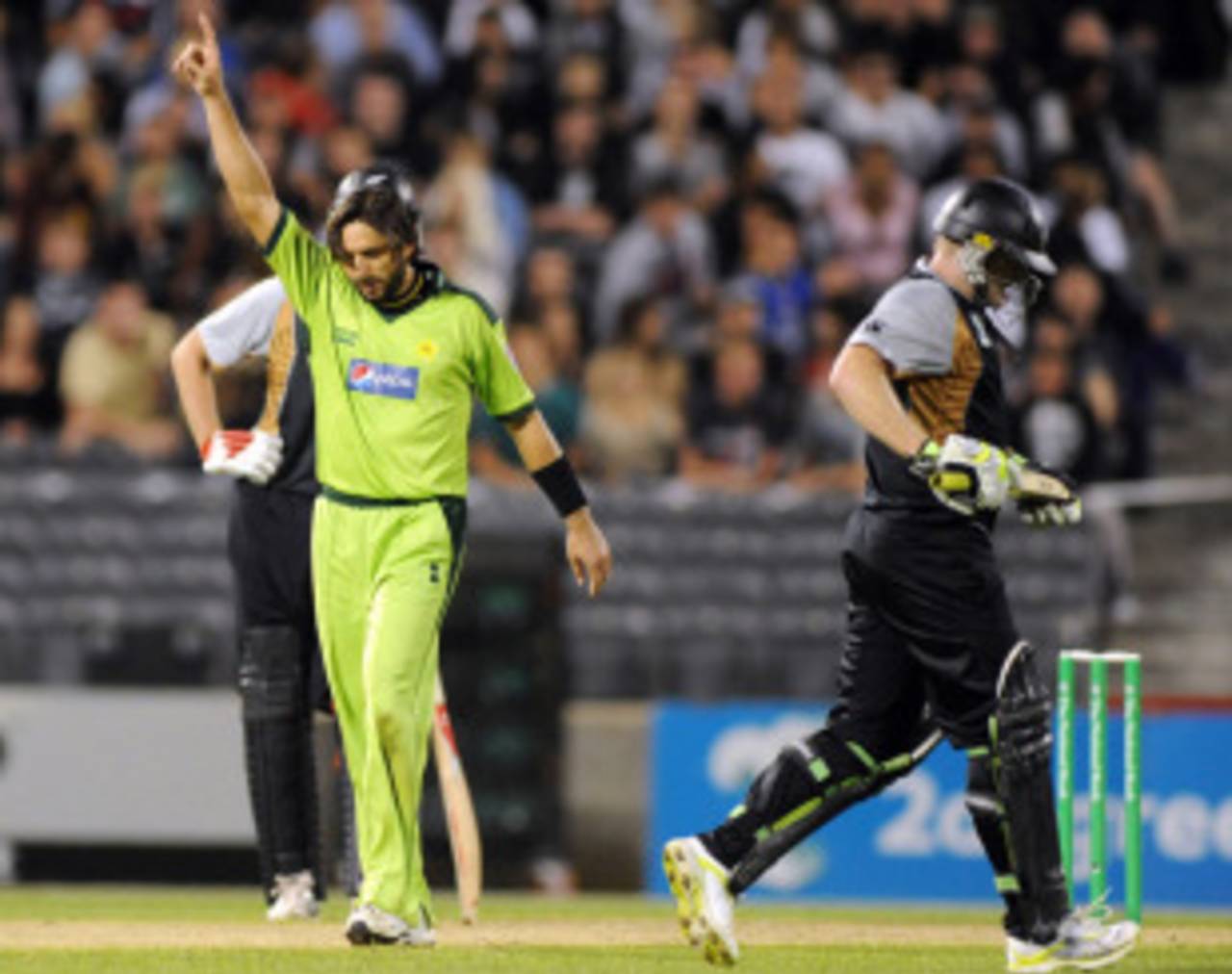 Shahid Afridi signals the end of Scott Styris' innings, New Zealand v Pakistan, 3rd Twenty20, Christchurch, December 30, 2010