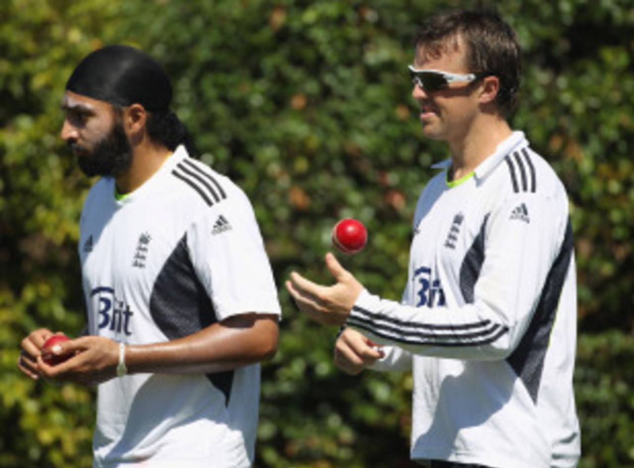 Graeme Swann and Monty Panesar prepare to bowl in the nets, Sydney, January 1, 2011