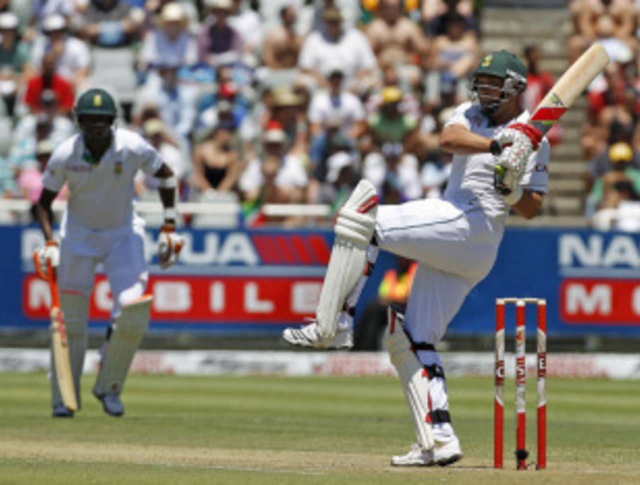 Jacques Kallis plays one of his many pull shots through a packed leg-side field, South Africa v India, 3rd Test, Cape Town, 2nd day, January 3, 2011