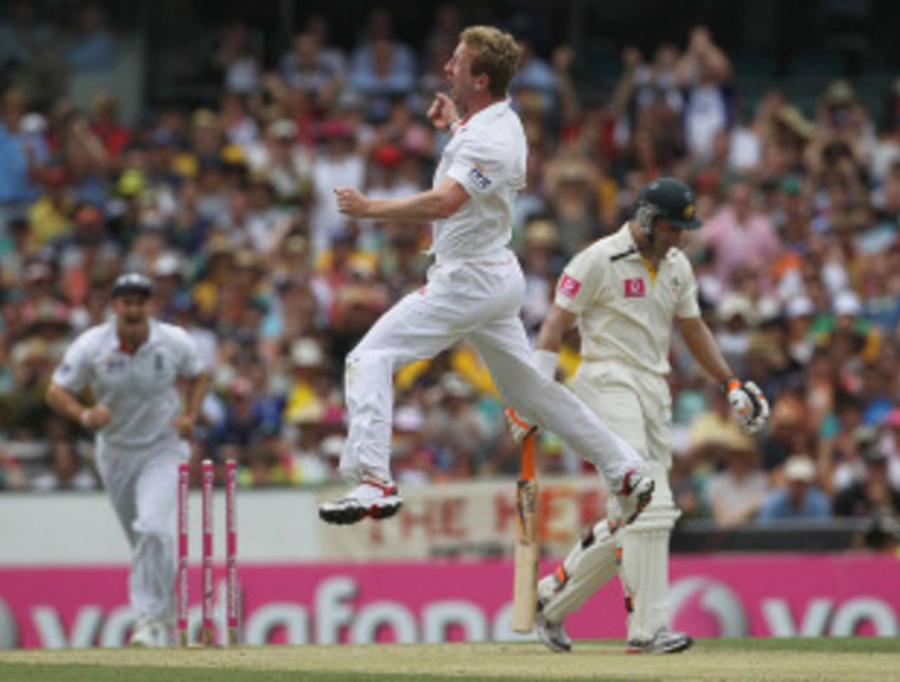 Paul Collingwood was ecstatic to remove Michael Hussey the last ball before the new ball was due, Australia v England, 5th Test, Sydney, 2nd day, January 4, 2011