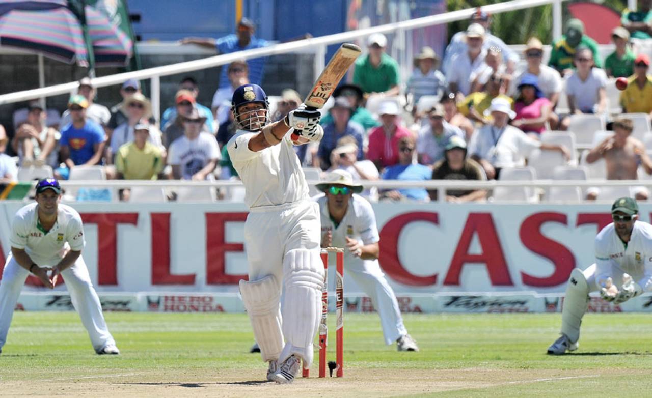 Sachin Tendulkar plays a pull shot, South Africa v India, 3rd Test, Cape Town, 3rd day, January 4, 2011