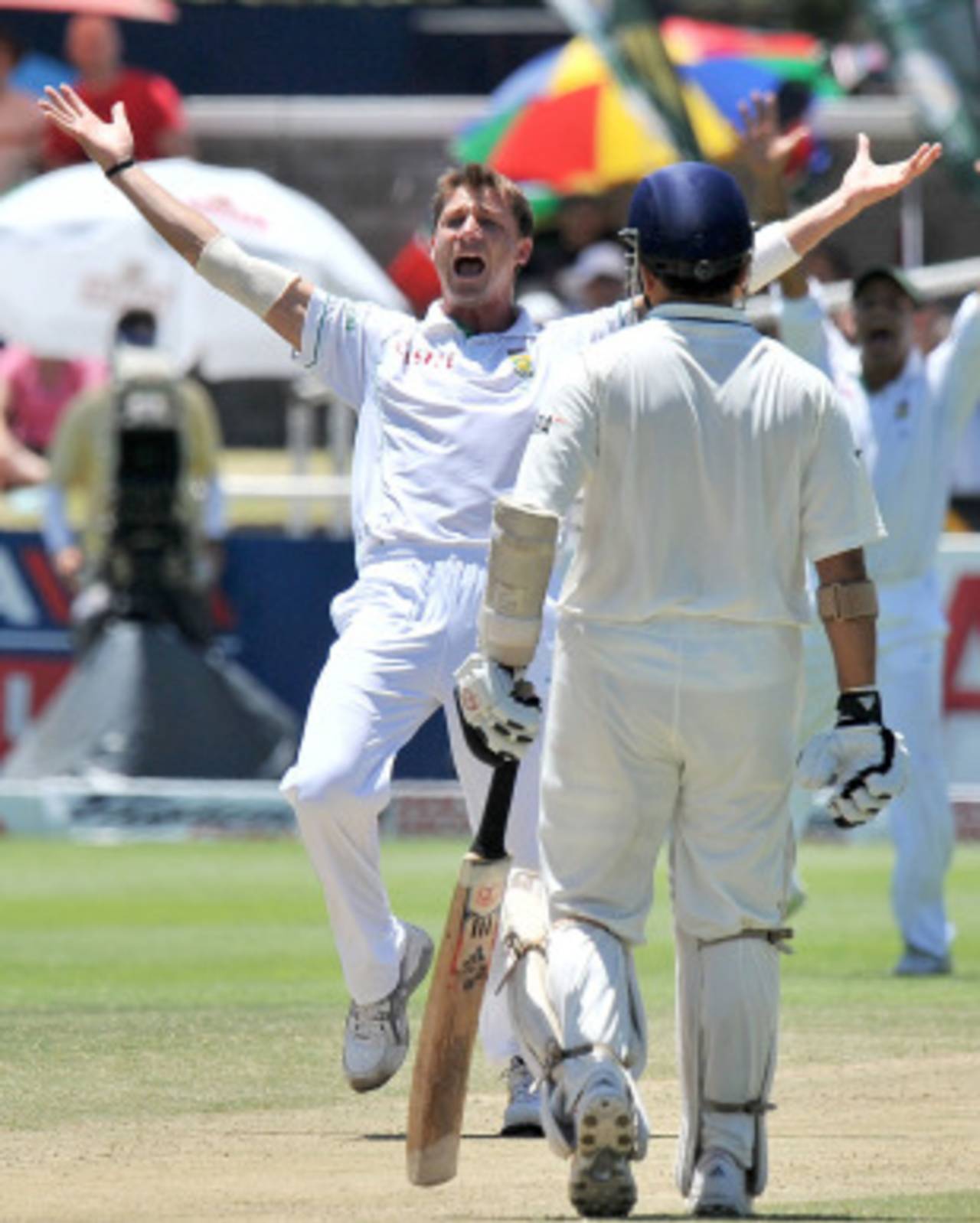 Dale Steyn appeals successfully for an lbw against Cheteshwar Pujara, South Africa v India, 3rd Test, Cape Town, 3rd day, January 4, 2011