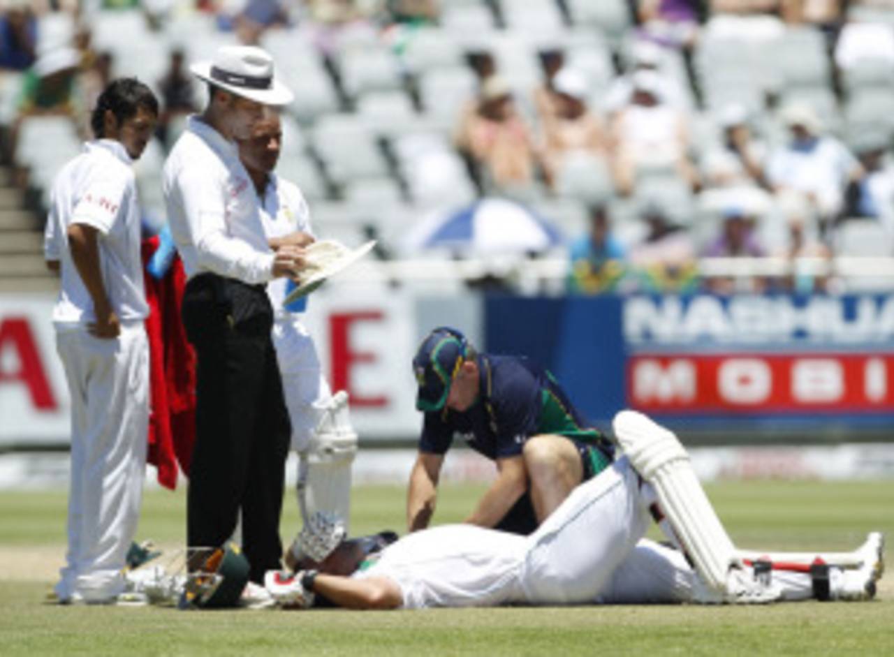 Jacques Kallis receives treatment for a side strain, South Africa v India, 3rd Test, Cape Town, 4th day, January 5, 2011