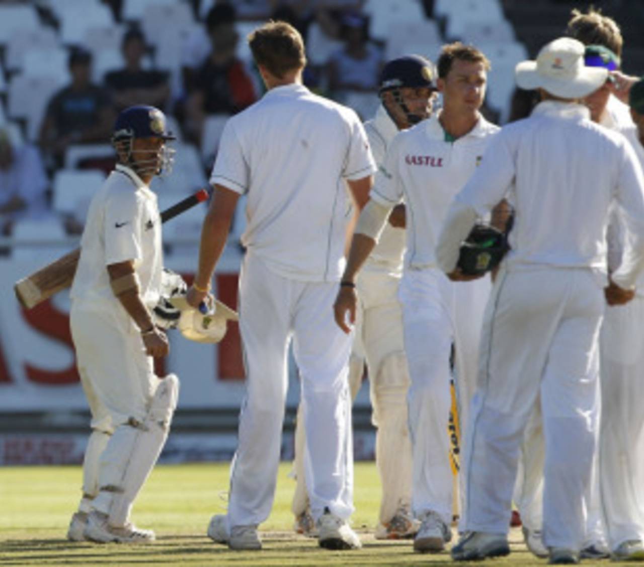 The players decide to go off, leaving the series tied 1-1, South Africa v India, 3rd Test, Cape Town, 5th day, January 6, 2011