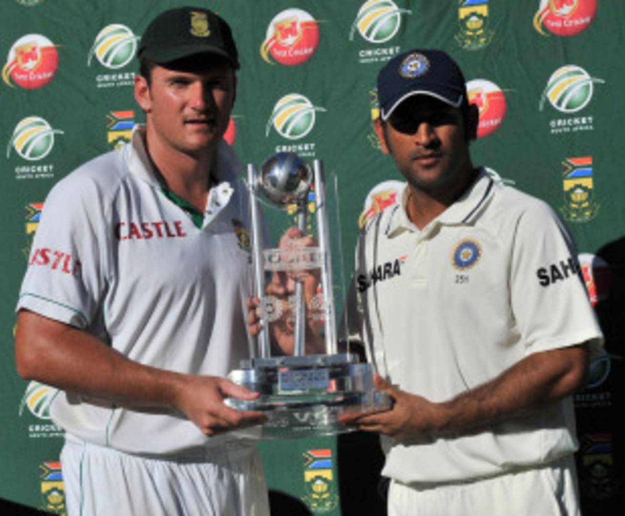 Graeme Smith and MS Dhoni share the trophy after India drew their Test series in South Africa 1-1, South Africa v India, 3rd Test, Cape Town, 5th day, January 6, 2011