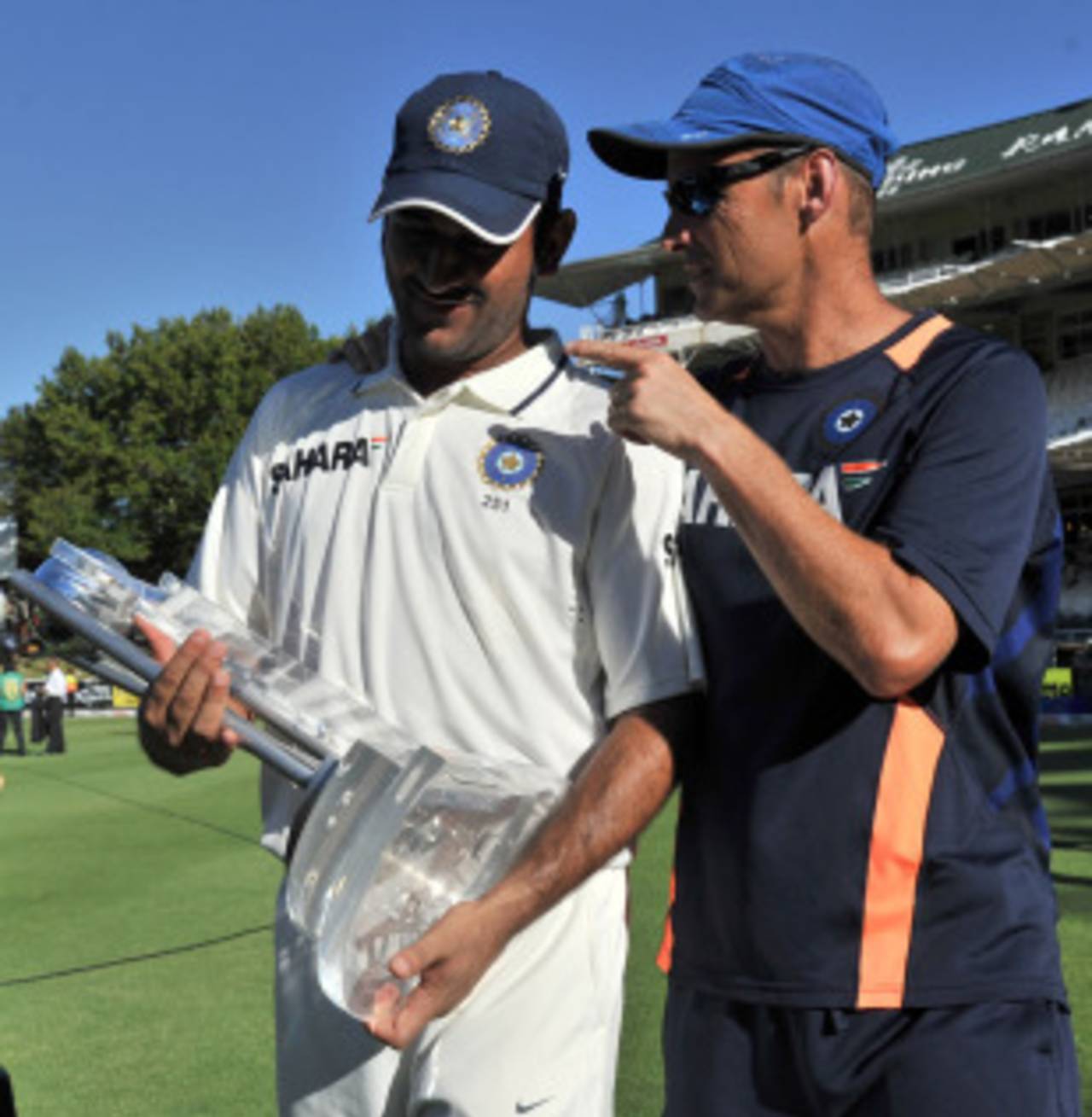 Gary Kirsten talks to MS Dhoni after what could be his last Test as coach of India, South Africa v India, 3rd Test, Cape Town, 5th day, January 6, 2011