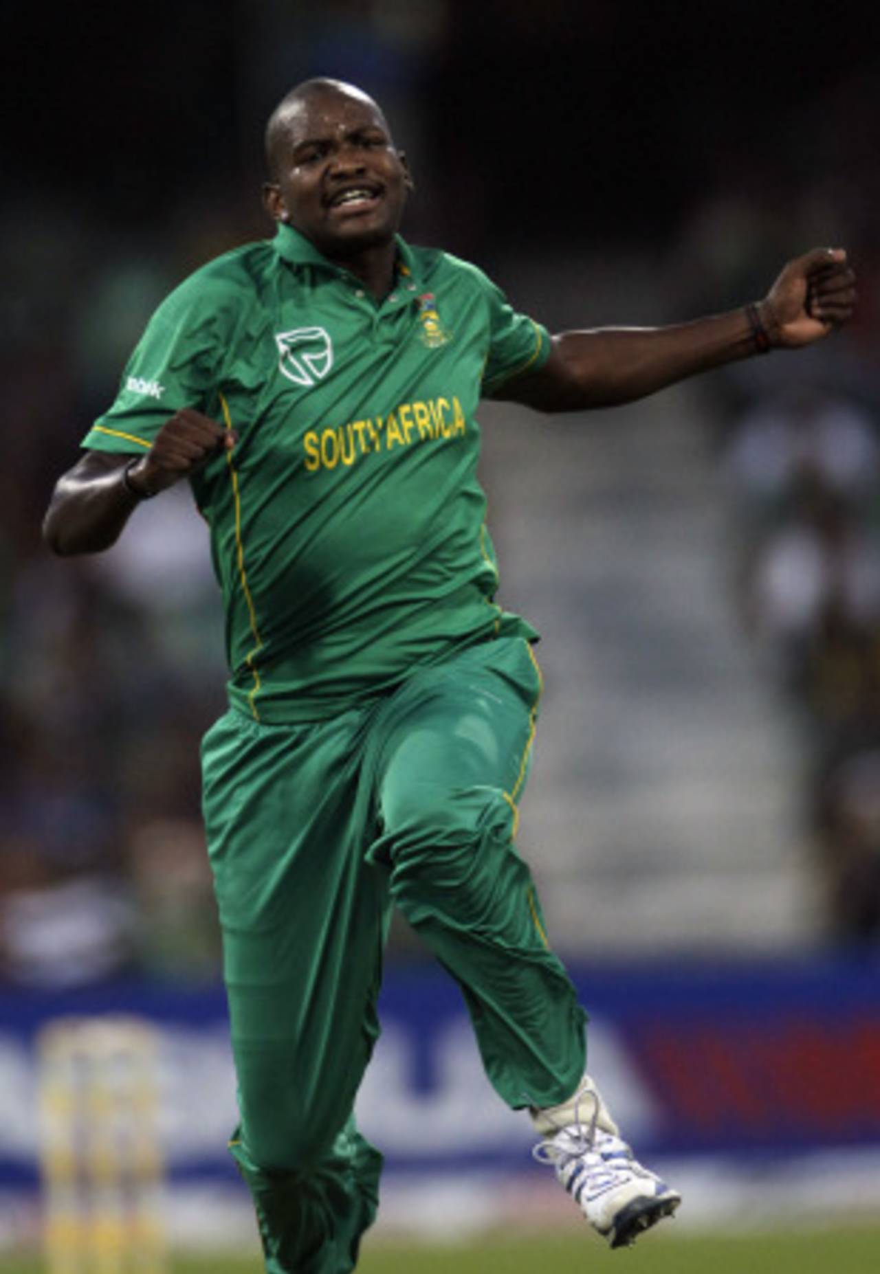 Lonwabo Tsotsobe gets the big wicket of Sachin Tendulkar, South Africa v India, 1st ODI, Durban, January 12, 2011