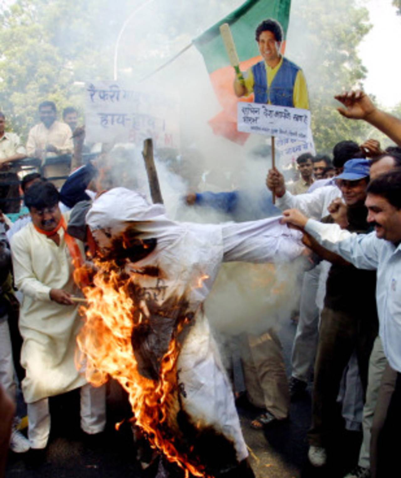 Protesters in Kolkata burn an effigy of Mike Denness, South Africa v India, 2nd Test, Port Elizabeth, November 21 2001