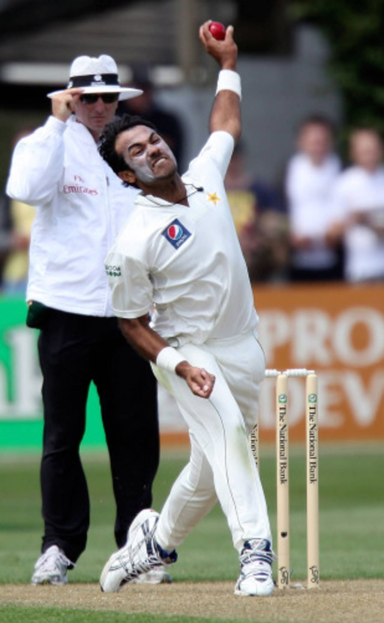 Wahab Riaz steams in against the wind, New Zealand v Pakistan, 2nd Test, Wellington, 1st day, January 15, 2011