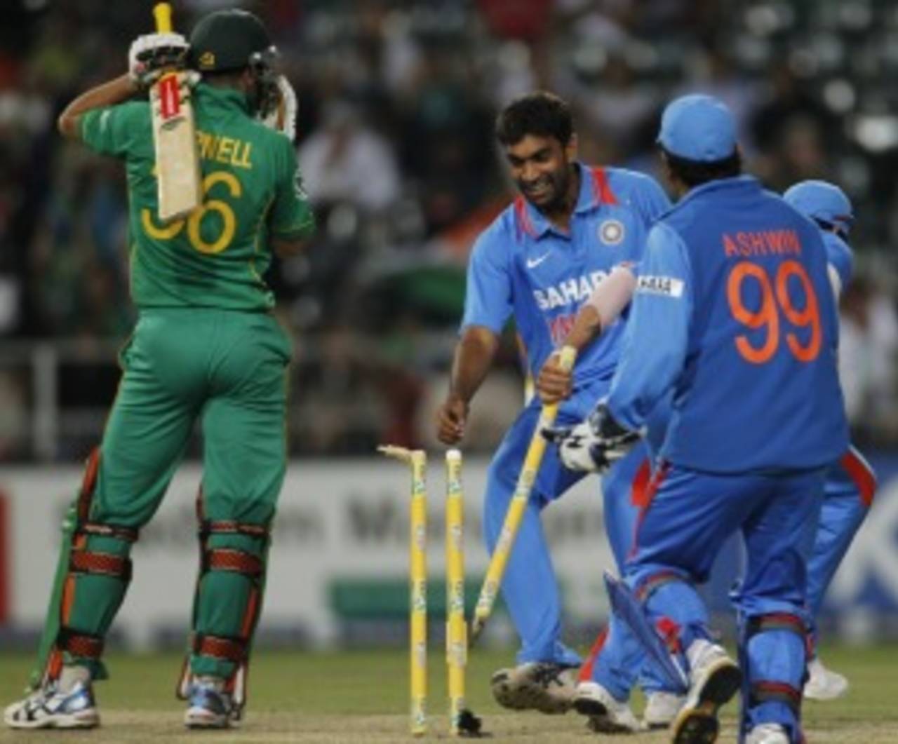 Munaf Patel picks up a souvenir after a terrific final over, South Africa v India, 2nd ODI, Johannesburg, January 15, 2011