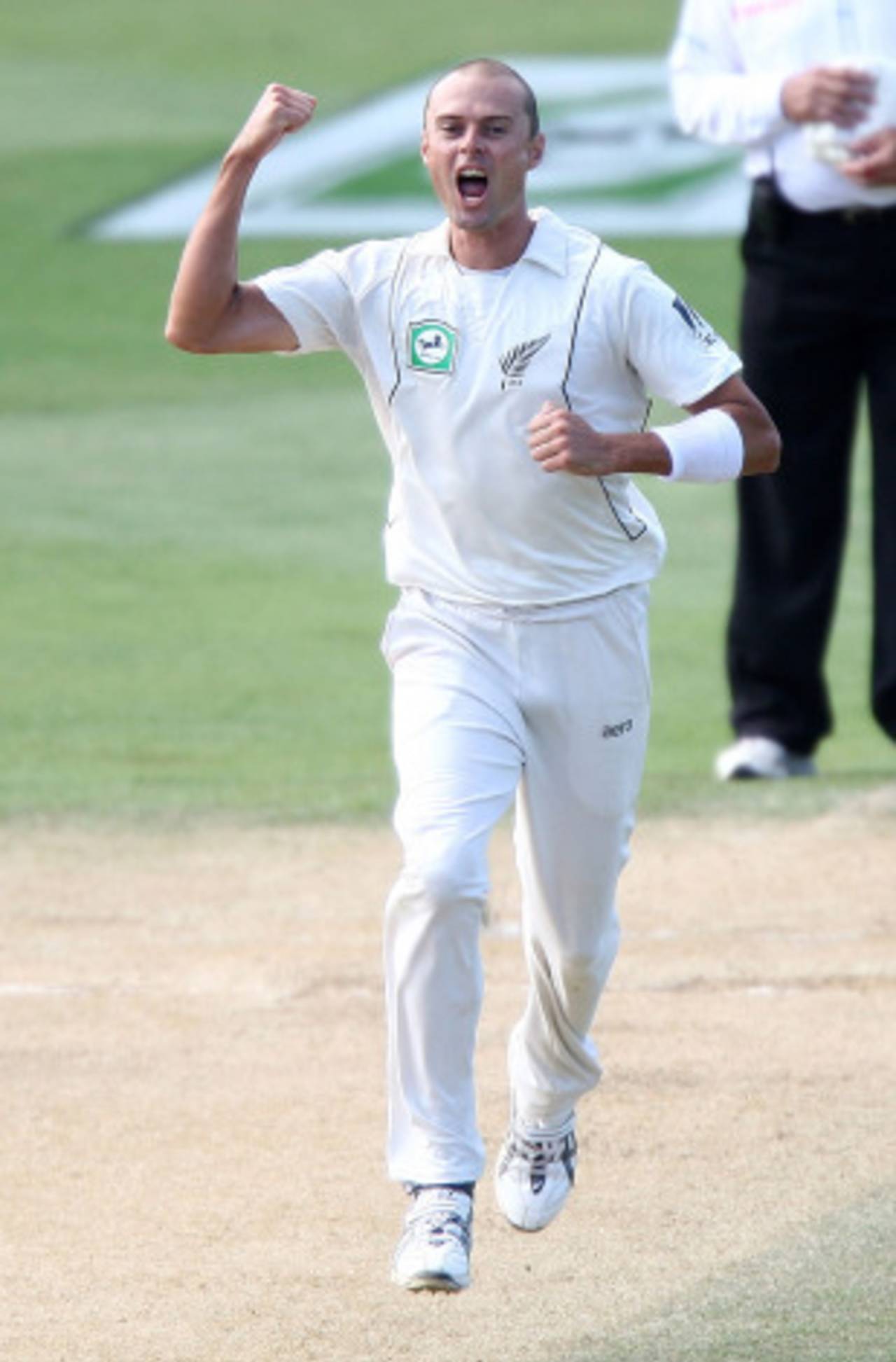 Chris Martin finished with 4 for 91 as Pakistan were bowled out for 376, New Zealand v Pakistan, 2nd Test, Wellington, 3rd day, January 17, 2011