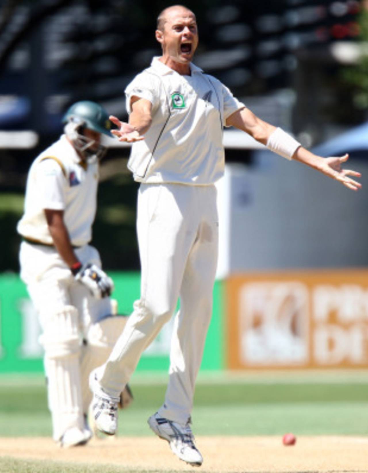 Chris Martin appeals successfully for Azhar Ali's scalp, New Zealand v Pakistan, 2nd Test, Wellington, 5th day, January 19, 2011