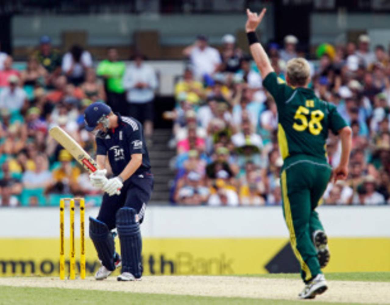 Brett Lee celebrates having Chris Woakes caught behind, Australia v England, 3rd ODI, Sydney, January 23, 2011