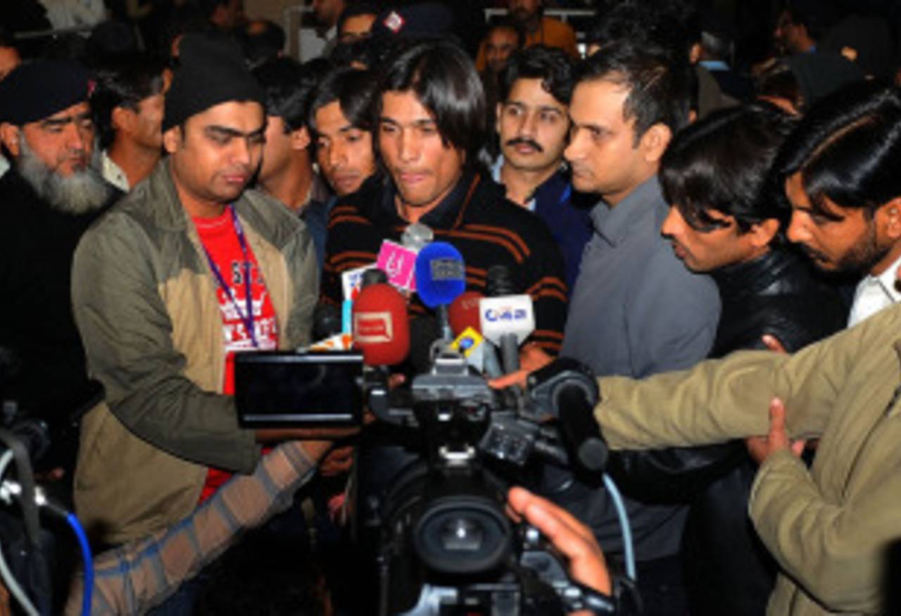 Mohammad Amir is mobbed by the press at Lahore airport, Lahore, February 8, 2011