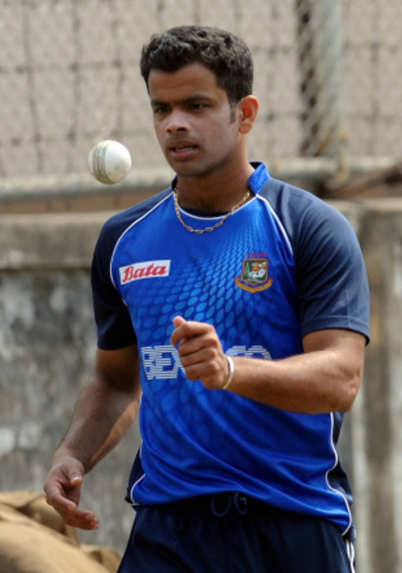 Bangladesh's Abdur Razzak tosses the ball during practice, Sher-e-Bangla, Dhaka, February 18, 2011