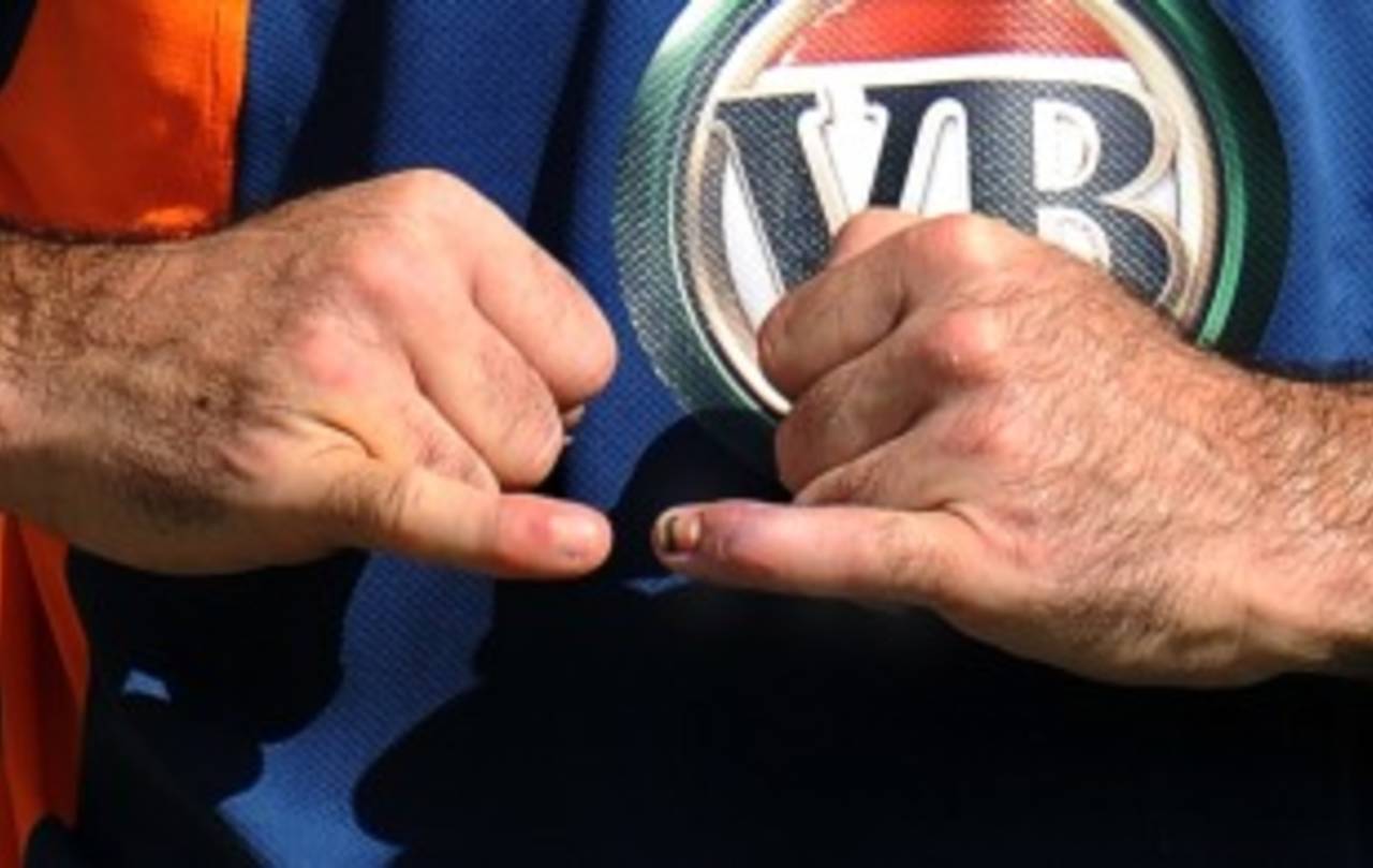 Ricky Ponting compares little fingers, Ahmedabad, World Cup 2011, February 20, 2011