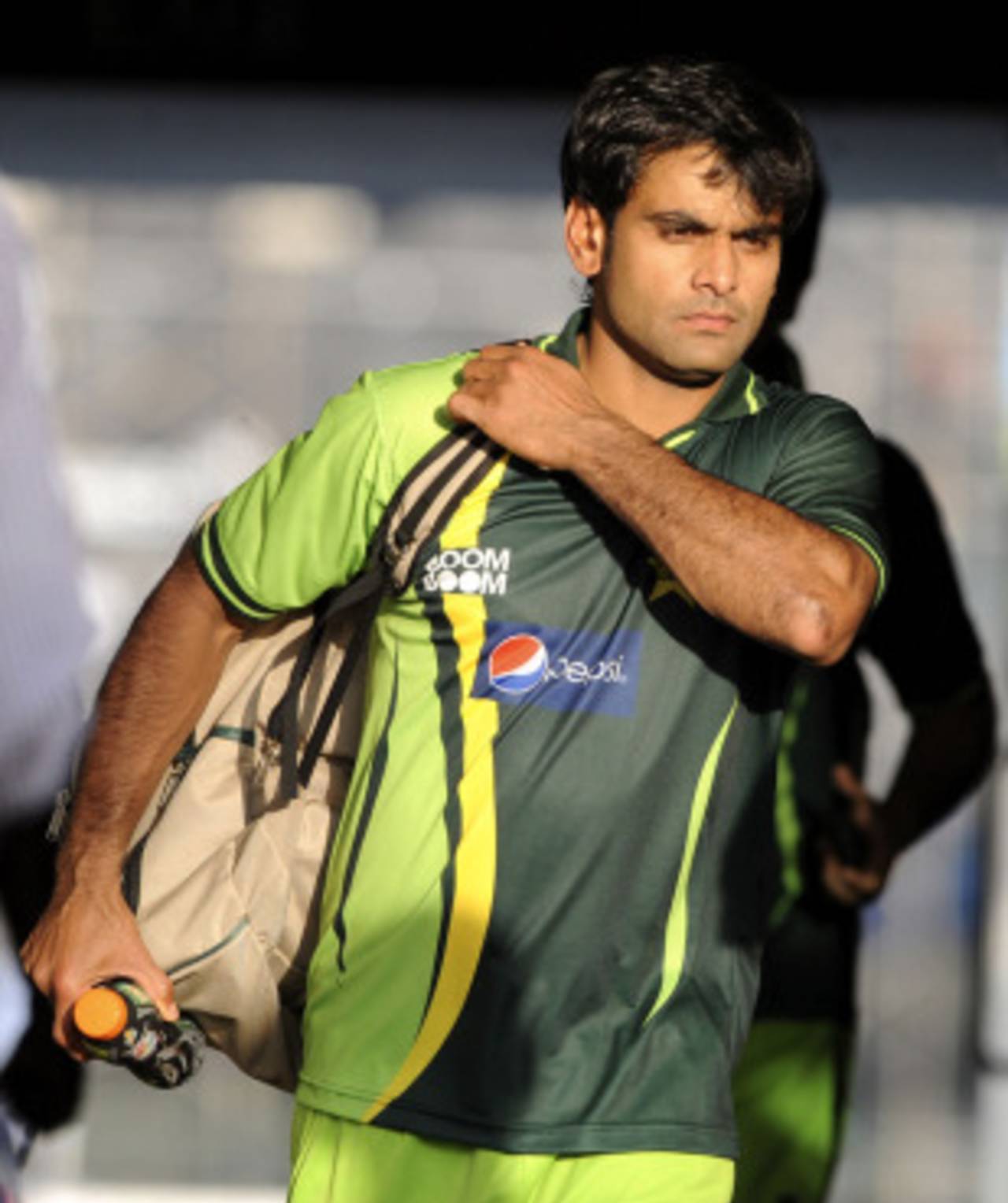 Mohammad Hafeez makes his way to the team bus as Pakistan head for a training session, Colombo, February 24, 2011