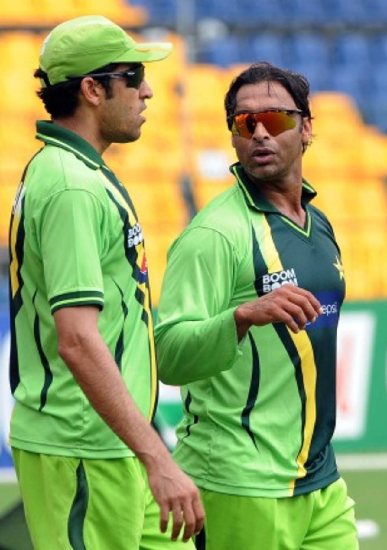 Umar Gul and Shoaib Akhtar during a practice session in Colombo, Colombo, February 25, 2011