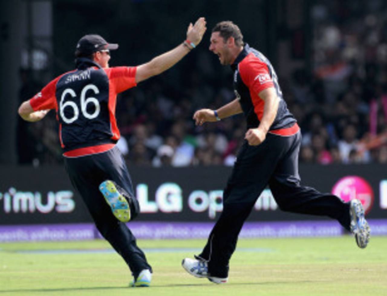 Graeme Swann and Tim Bresnan celebrate the dismissal of Virender Sehwag, India v England, World Cup, Group B, Bangalore, February 27, 2011