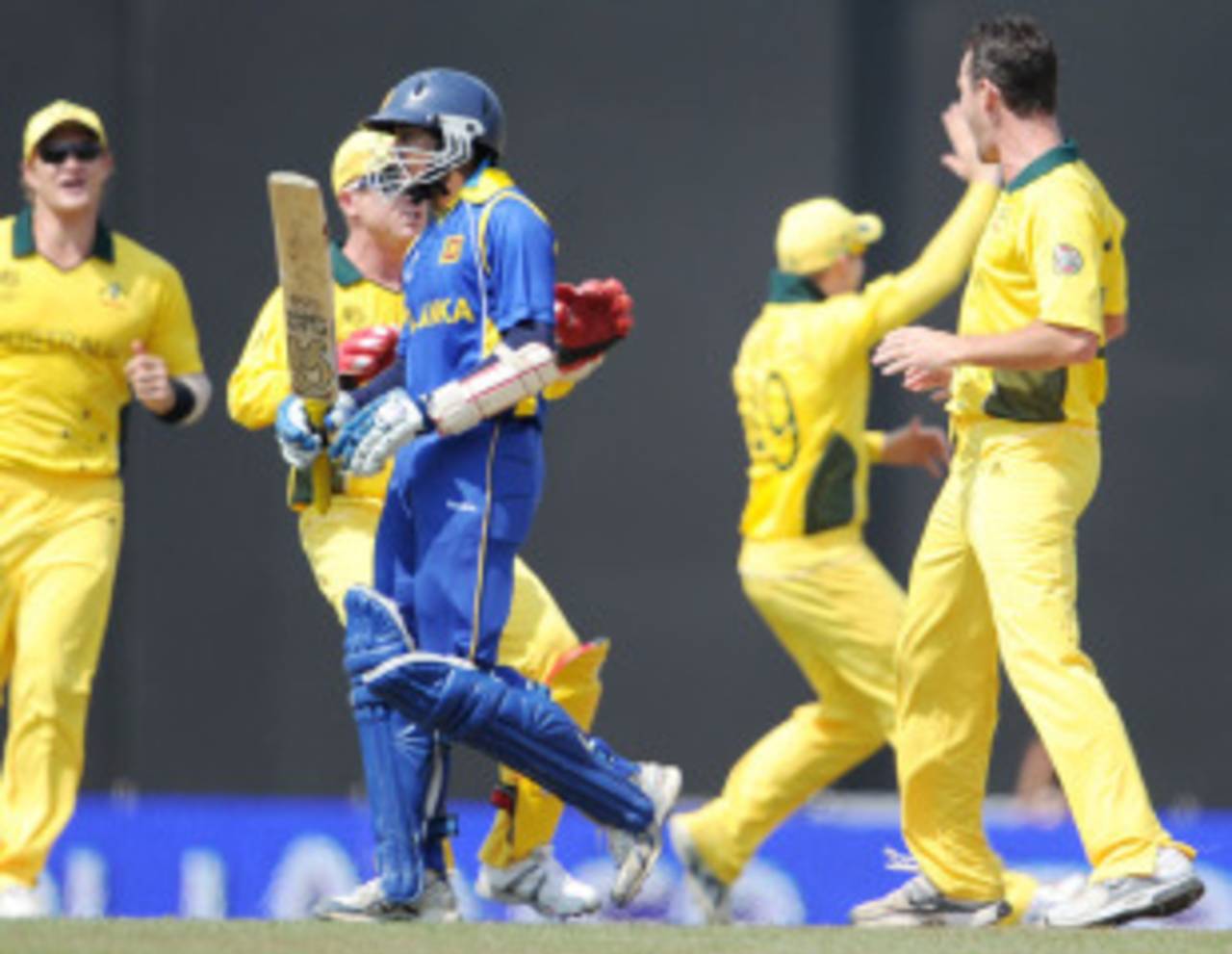 Tillakaratne Dilshan falls to Shaun Tait, Sri Lanka v Australia, Group A, World Cup 2011, Colombo, March 5, 2011