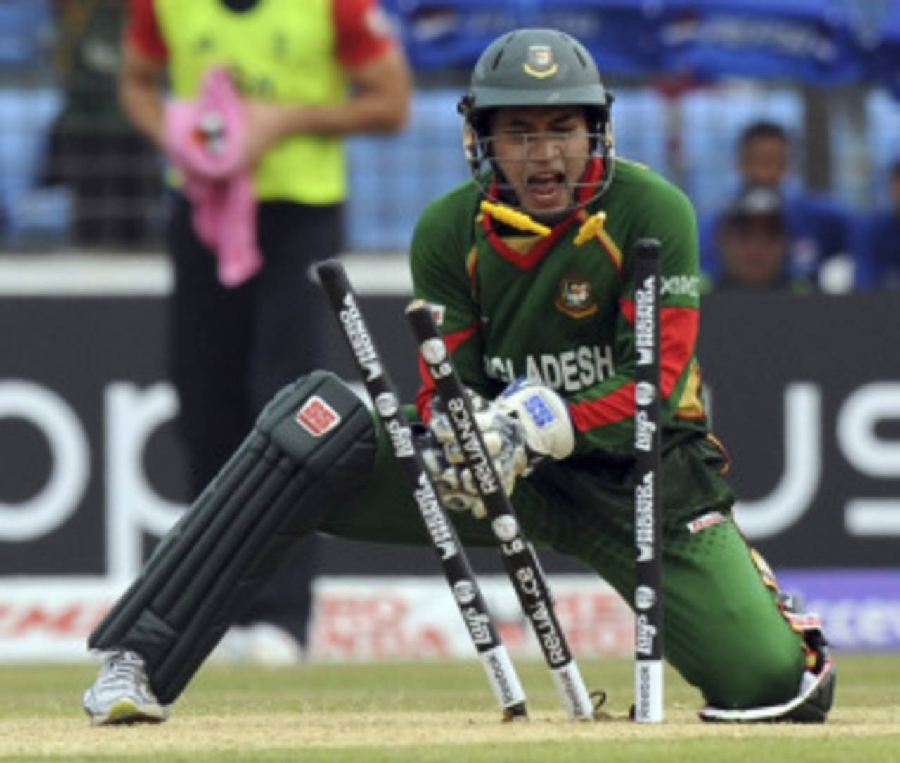 Mushfiqur Rahim appeals unsuccessfully for the run-out of Jonathan Trott, Bangladesh v England, Group B, World Cup, Chittagong, March 11, 2011