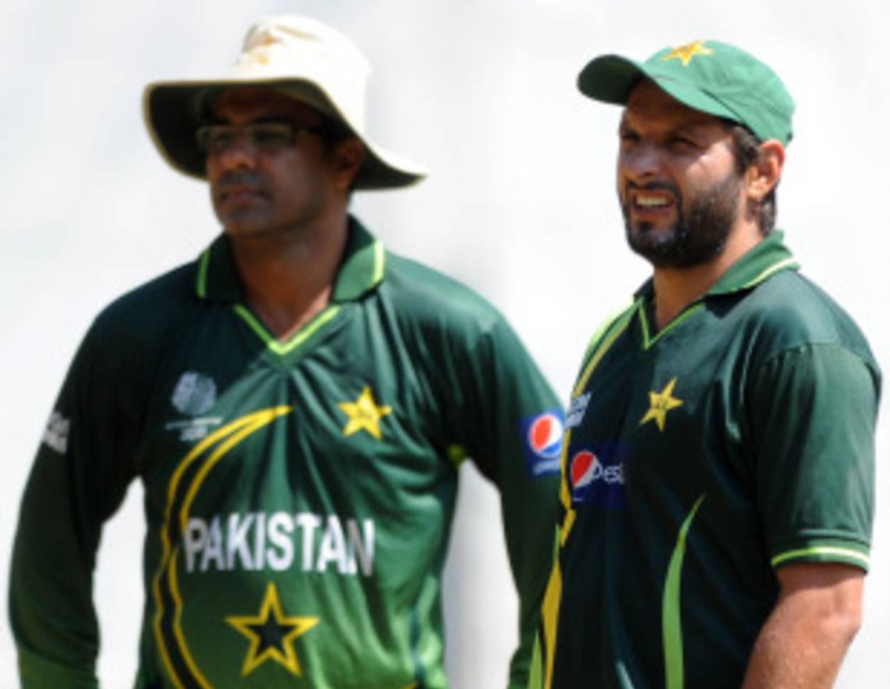 Waqar Younis and Shahid Afridi watch Pakistan's training session, Kandy, March 11, 2011