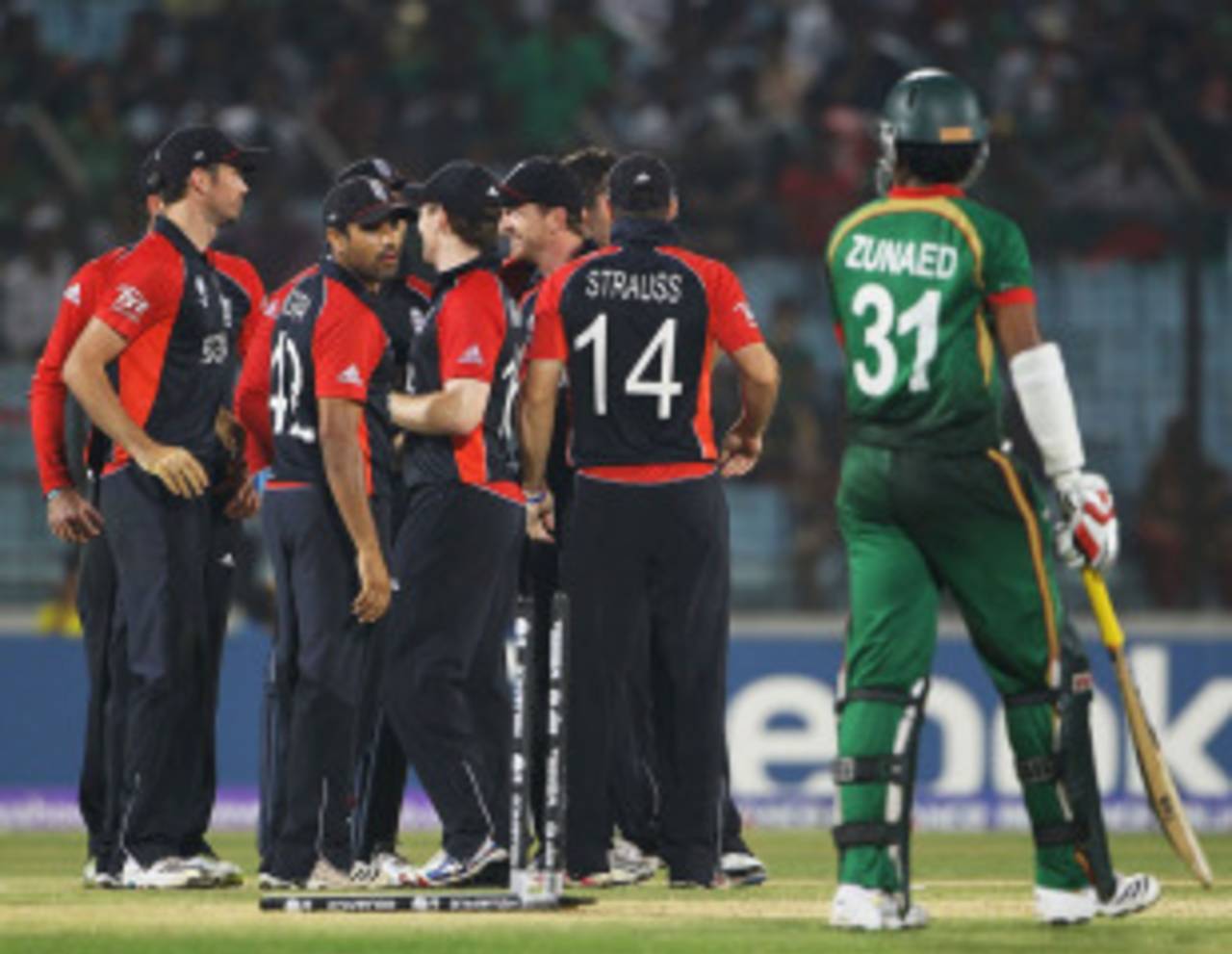 England get-together after Junaid Siddique's dismissal, Bangladesh v England, Group B, World Cup, Chittagong, March 11, 2011