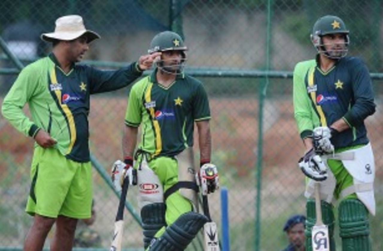 Waqar Younis has a word with Mohammad Hafeez and Misbah-ul-Haq at the nets, Pallekele, March 13, 2011