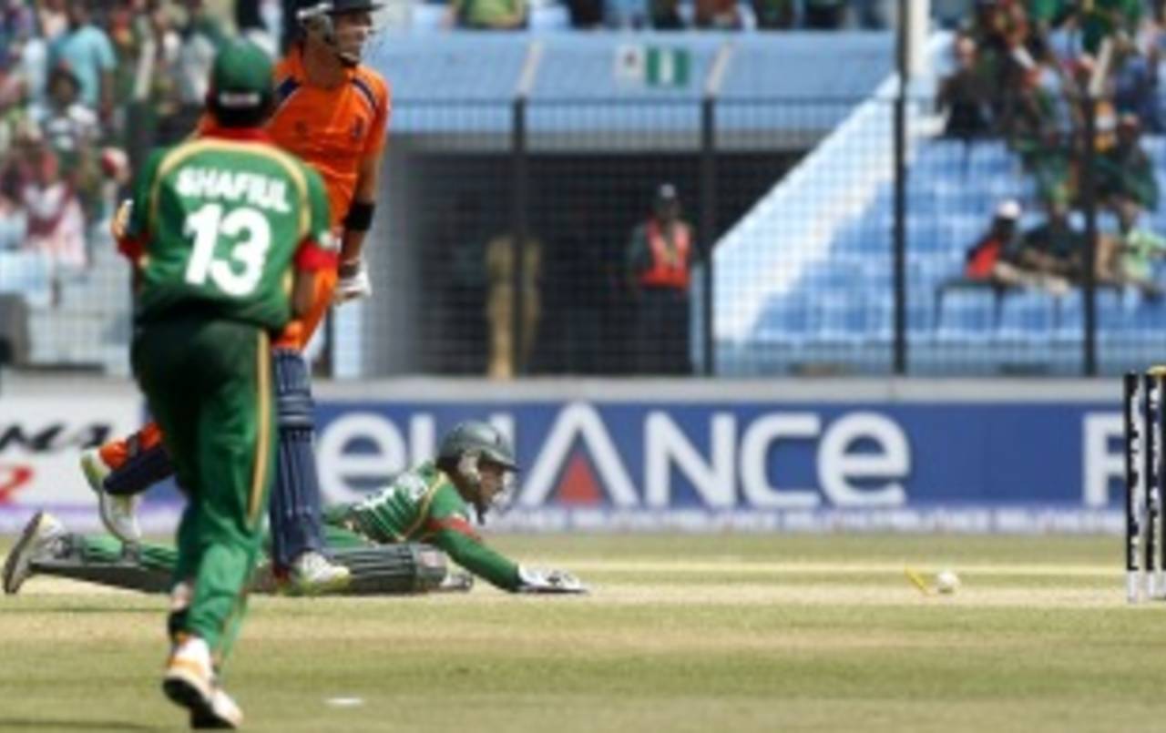 Mushfiqur Rahim runs out Tom Cooper, Bangladesh v Netherlands, Group B, World Cup 2011, Chittagong, March 14, 2011