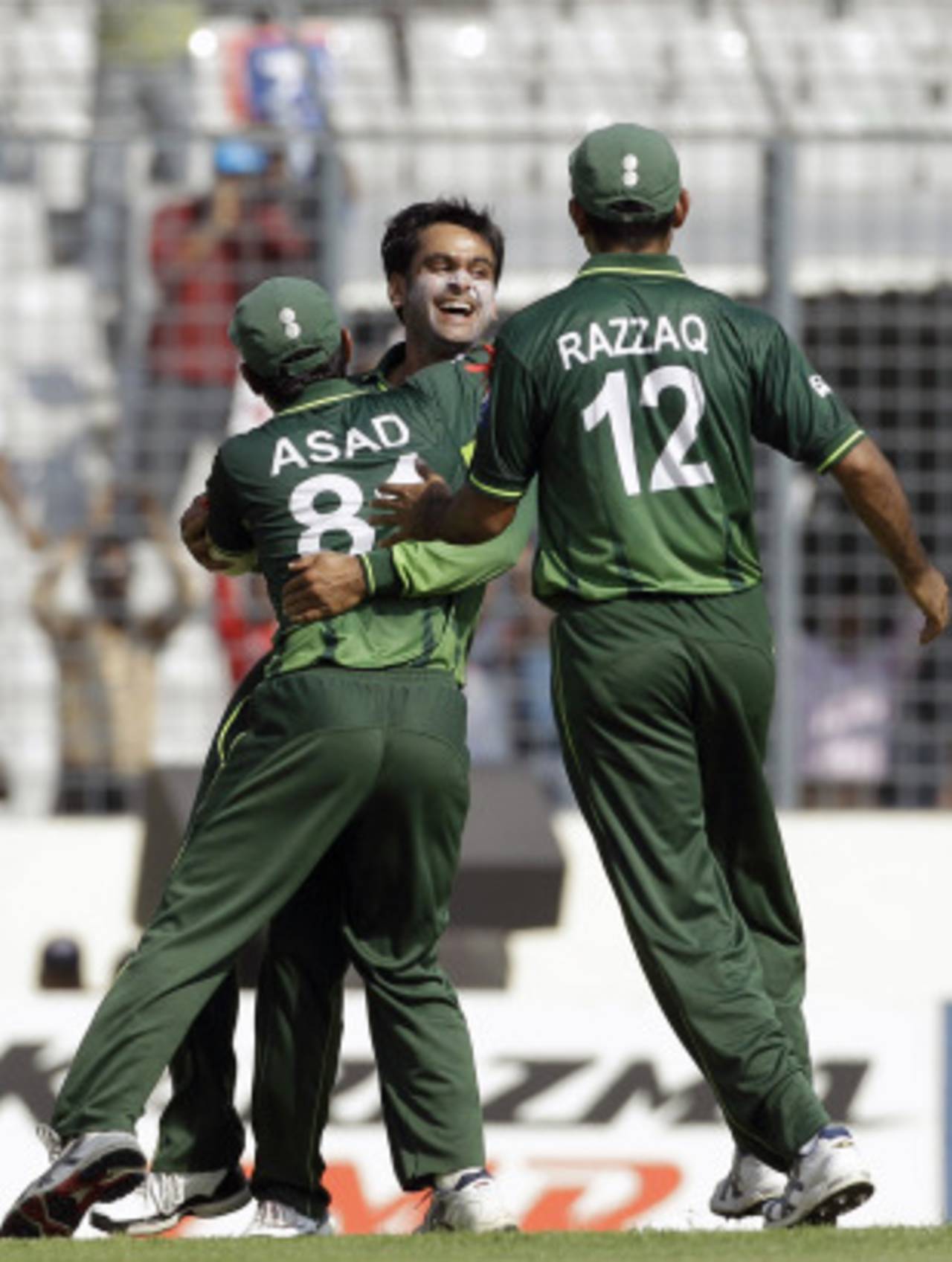 Mohammad Hafeez is congratulated by team-mates after dismissing Devon Smith, Pakistan v West Indies, 1st quarter-final, World Cup 2011, March 23, 2011