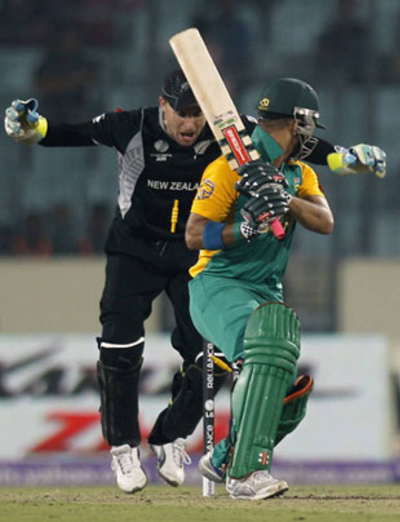 Brendon McCullum and Daniel Vettori react as JP Duminy is bowled, New Zealand v South Africa, 3rd quarter-final, Mirpur, World Cup 2011, March 25, 2011