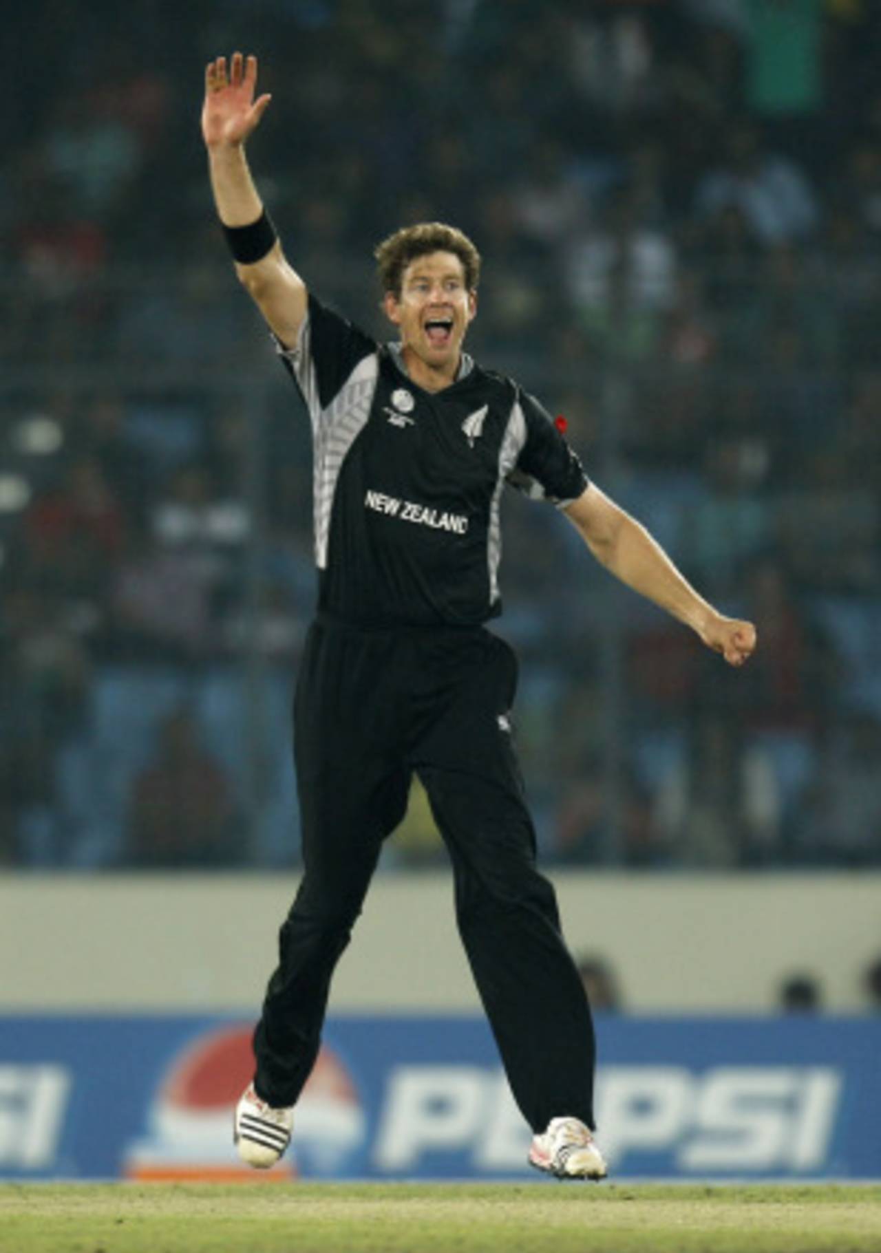 Jacob Oram dismissed Robin Peterson for a duck, New Zealand v South Africa, 3rd quarter-final, Mirpur, World Cup 2011, March 25, 2011
