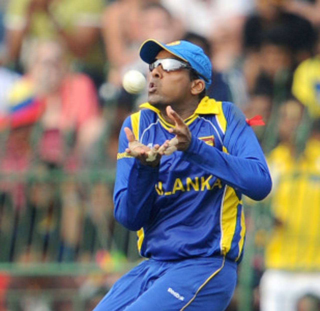 Eoin Morgan was gifted the first of a series of lives when Thilan Samaraweera spilled a catch, Sri Lanka v England, 4th quarter-final, World Cup 2011, Colombo, March 26 2011