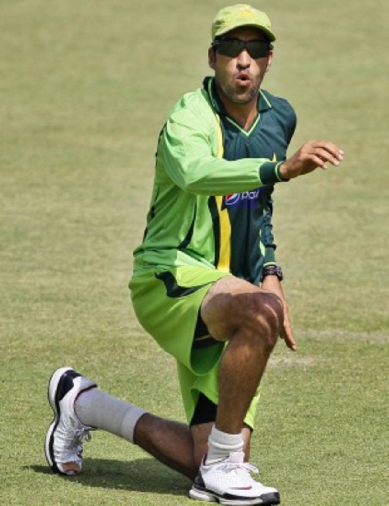 Umar Gul throws the ball during a practice session, Mohali, March 27, 2011