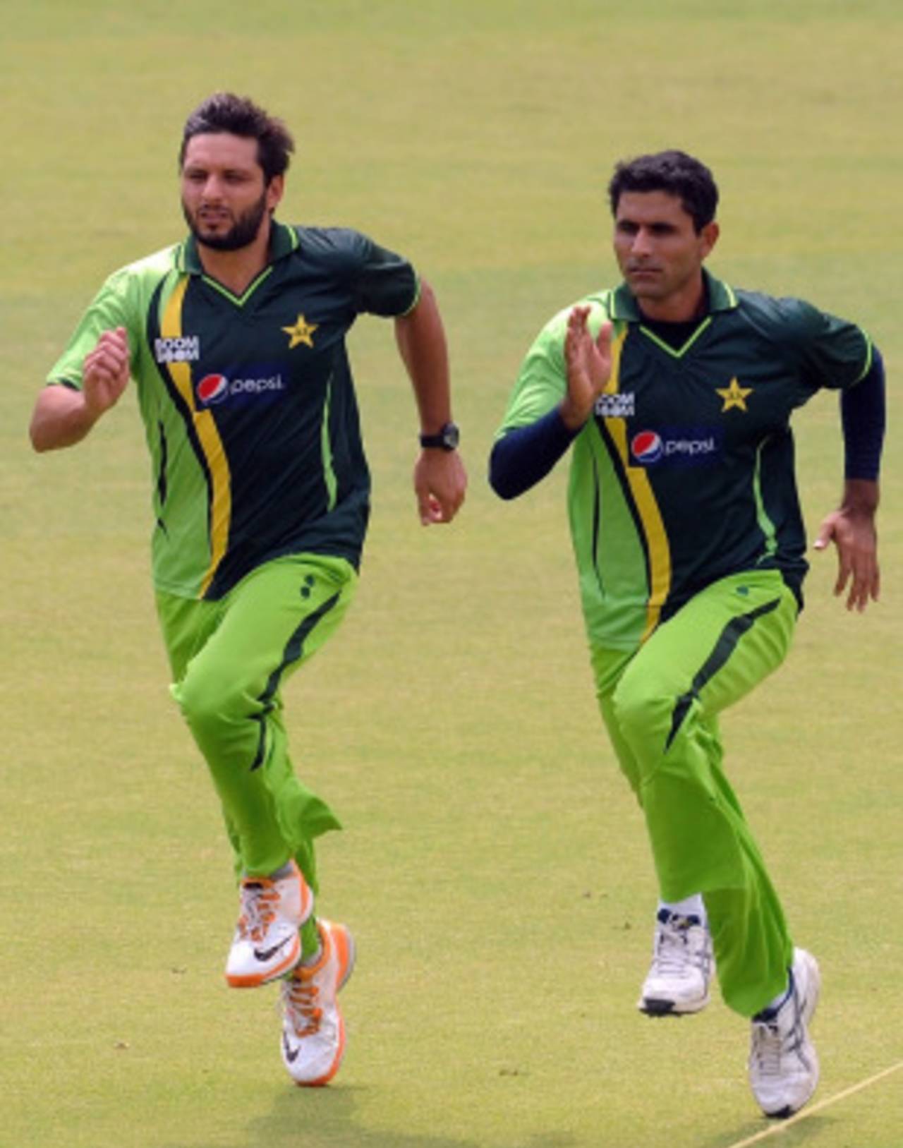 Shahid Afridi and Abdul Razzaq sprint during a warm-up session, Mohali, March 28, 2011