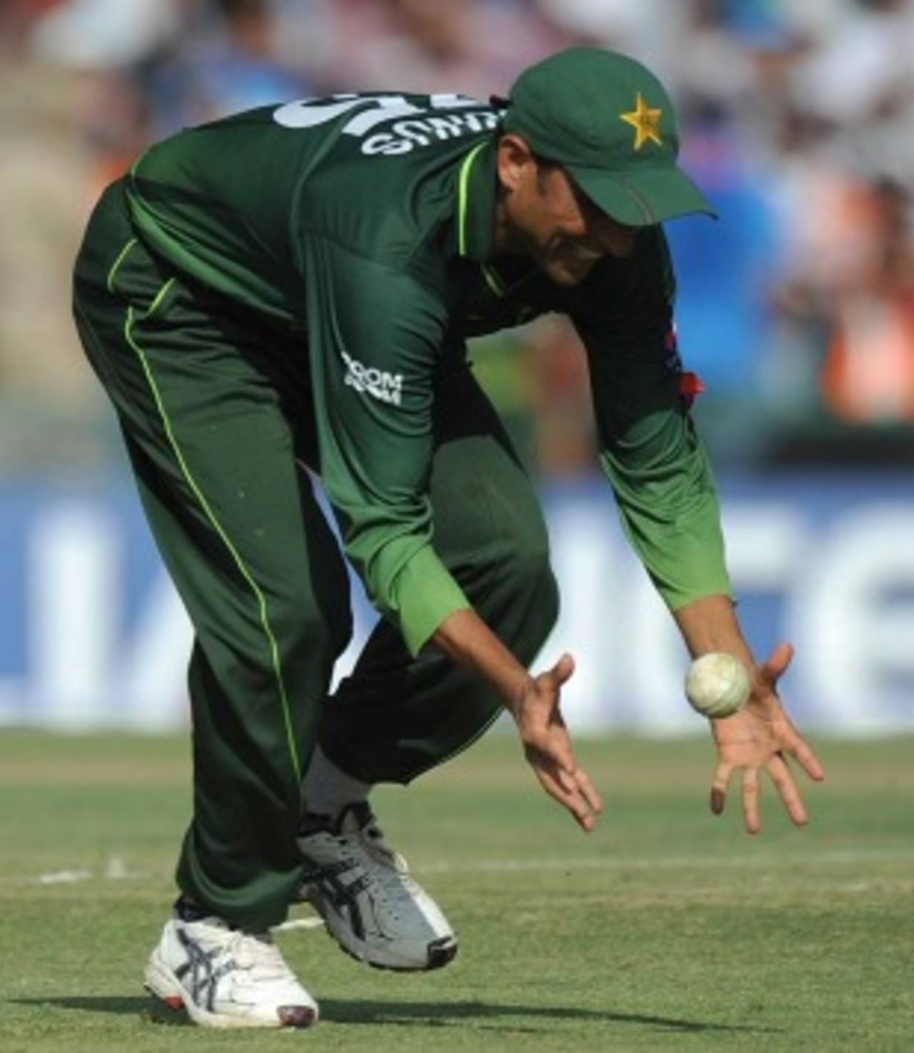 Younis Khan drops Sachin Tendulkar, India v Pakistan, 2nd semi-final, World Cup 2011, Mohali, March 30, 2011