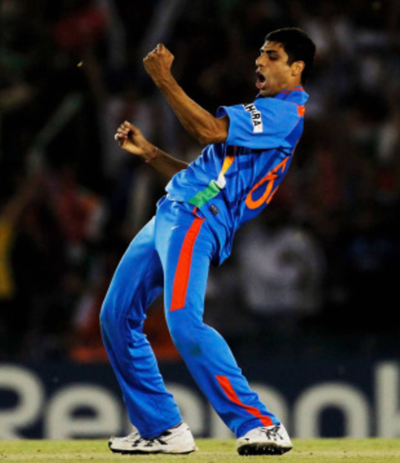 Ashish Nehra celebrates the dismissal of Umar Gul, India v Pakistan, 2nd semi-final, World Cup 2011, Mohali, March 30, 2011