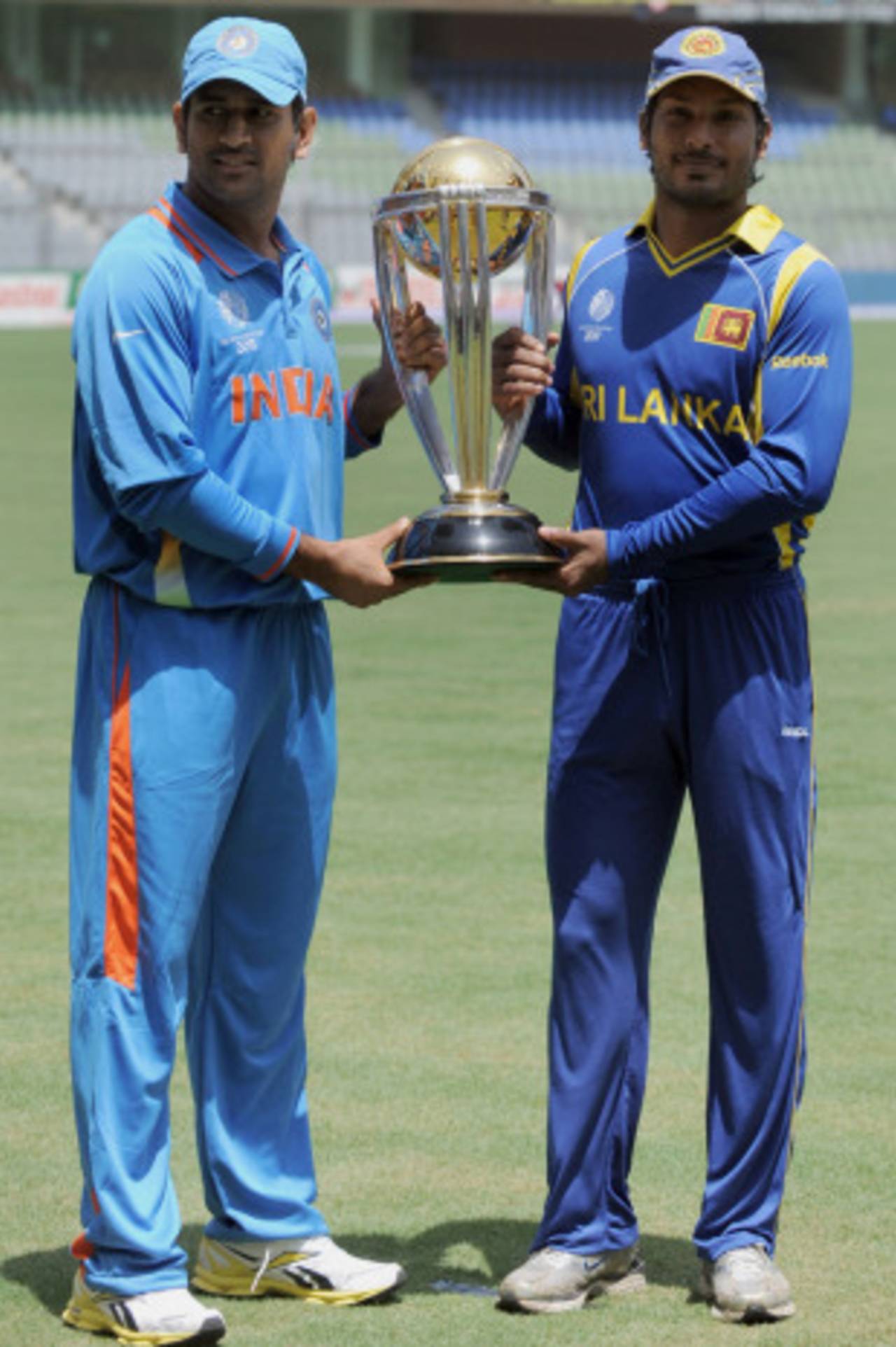 MS Dhoni and Kumar Sangakkara pose with the World Cup, Mumbai, April 1, 2011
