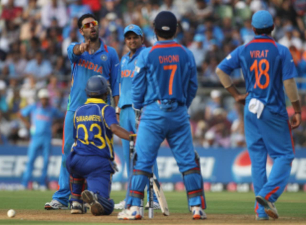 Yuvraj Singh implores MS Dhoni to call for a review after his appeal for Thilan Samaraweera's wicket was turned down, India v Sri Lanka, final, World Cup 2011, Mumbai, April 2, 2011