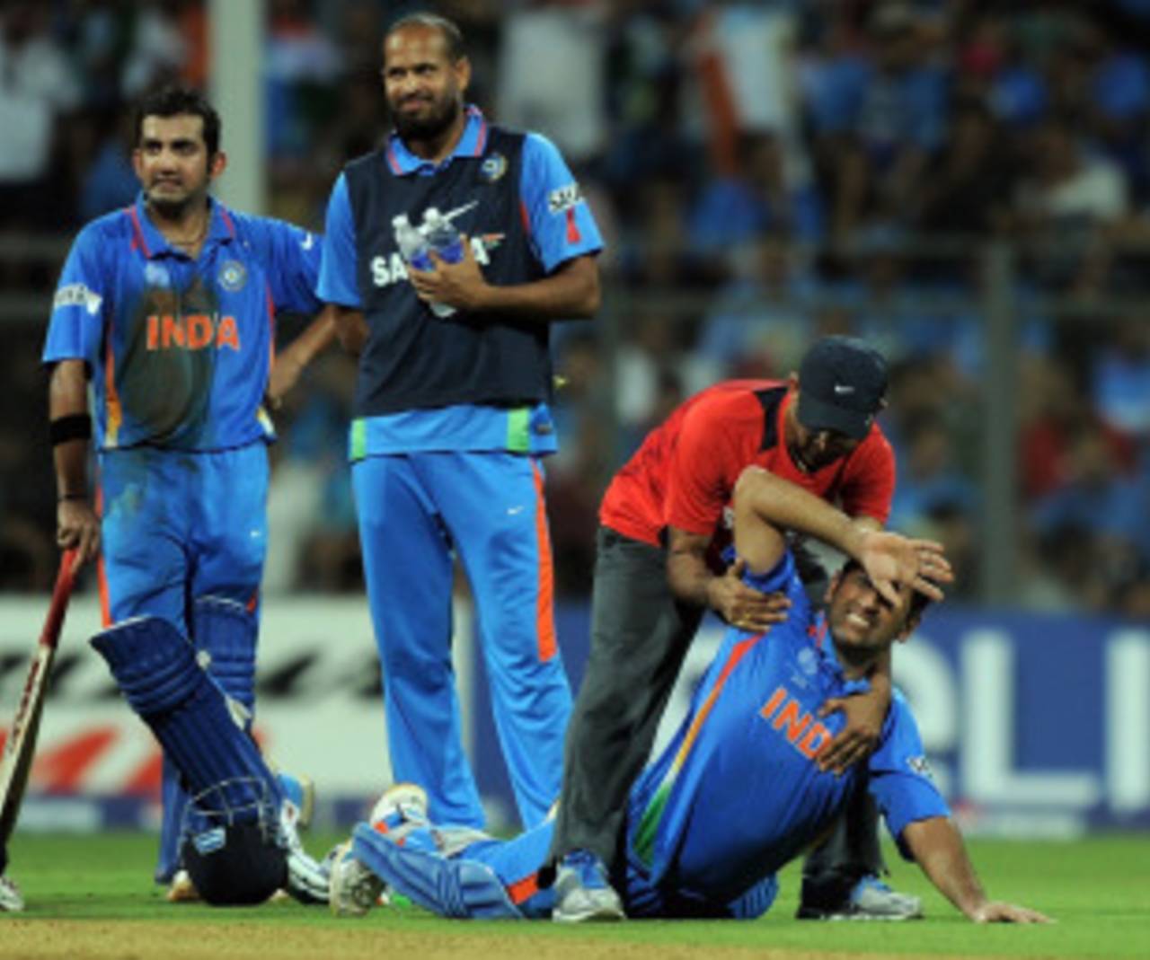 MS Dhoni is attended to after feeling some pain in his side, India v Sri Lanka, final, World Cup 2011, Mumbai, April 2, 2011