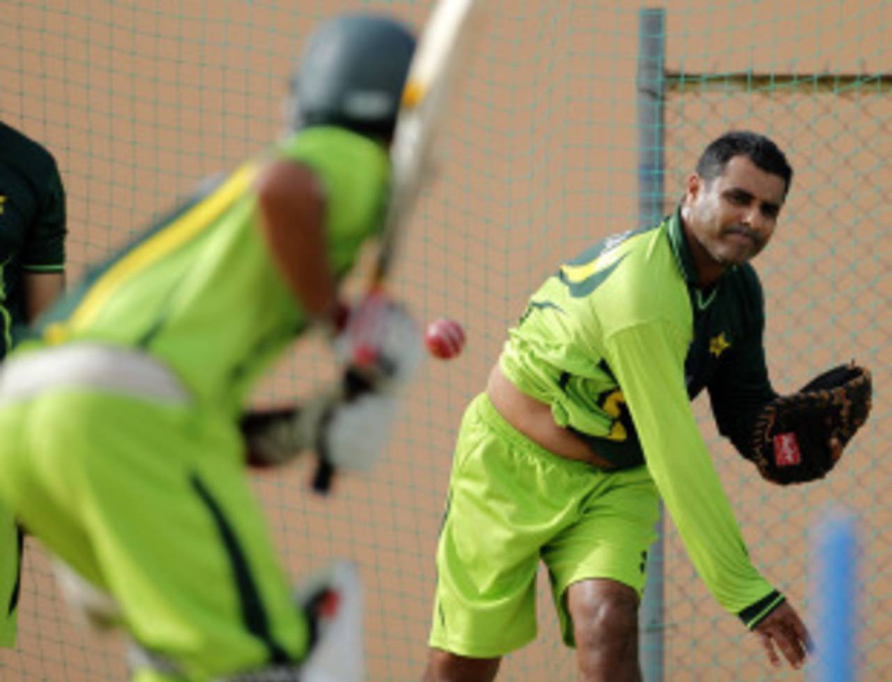 Waqar Younis gives throw-downs as Pakistan get ready for the West Indies Tests, Georgetown, May 10, 2011
