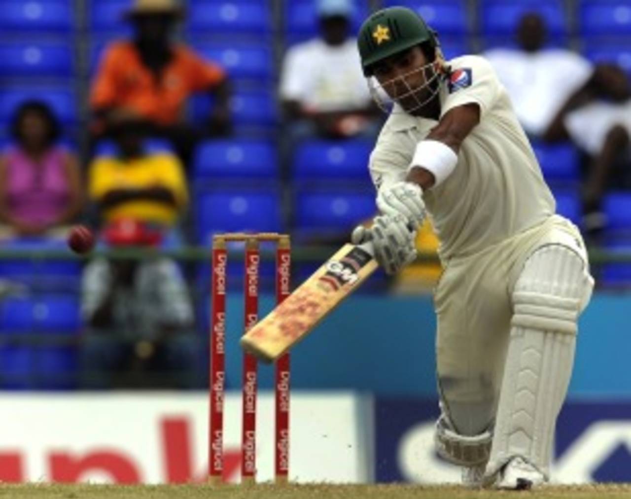 Mohsin Khan wants Umar Akmal to learn how to play long innings in Test cricket&nbsp;&nbsp;&bull;&nbsp;&nbsp;AFP