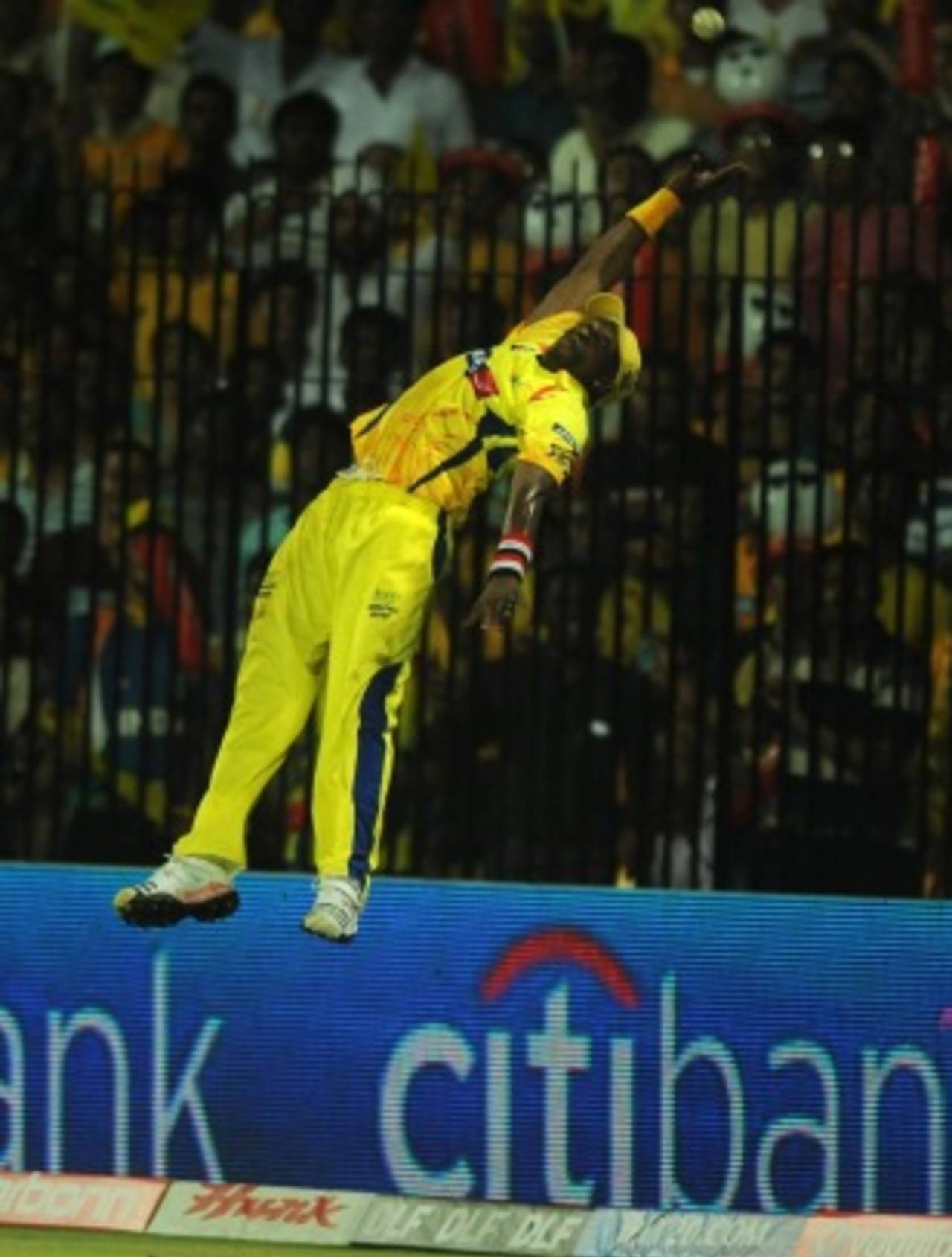 Dwayne Bravo's spectacular attempt to catch the ball is in vain, Chennai v Bangalore, IPL 2011, Final, Chennai, May 28, 2011