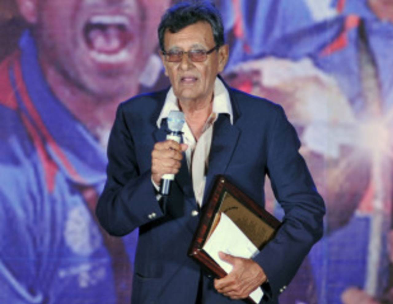 Salim Durani addresses the gathering at the BCCI awards, Mumbai, May 31, 2011