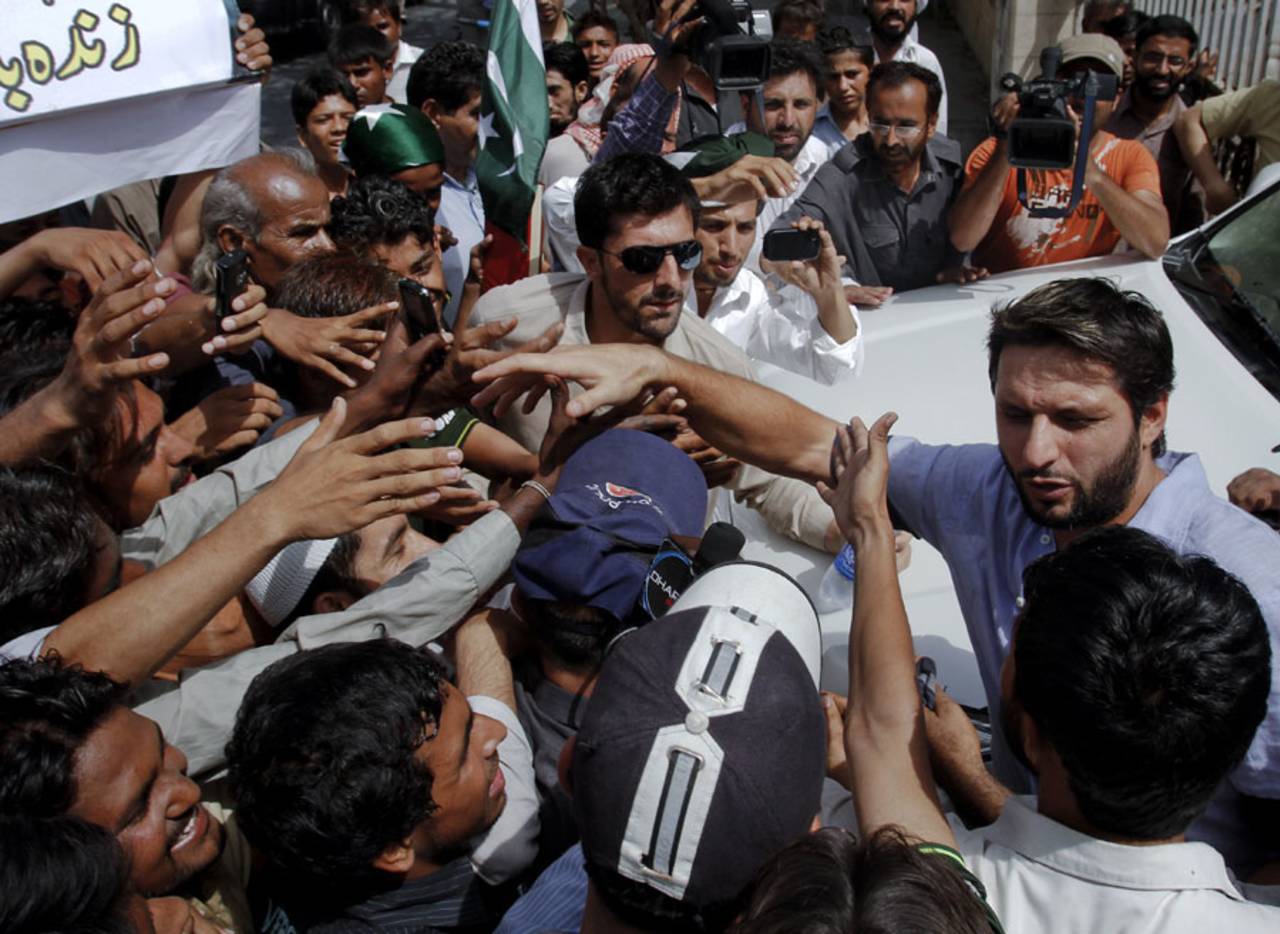 Shahid Afridi is mobbed by the media and fans at the Sindh High Court, Karachi, June 7, 2011
