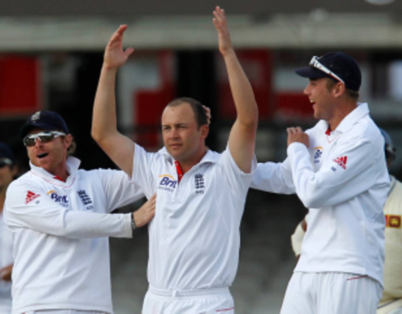 Jonathan Trott puts both his hands up when Andrew Strauss asks for volunteers to participate the Guinness World Records' longest "left alone" contest&nbsp;&nbsp;&bull;&nbsp;&nbsp;Getty Images
