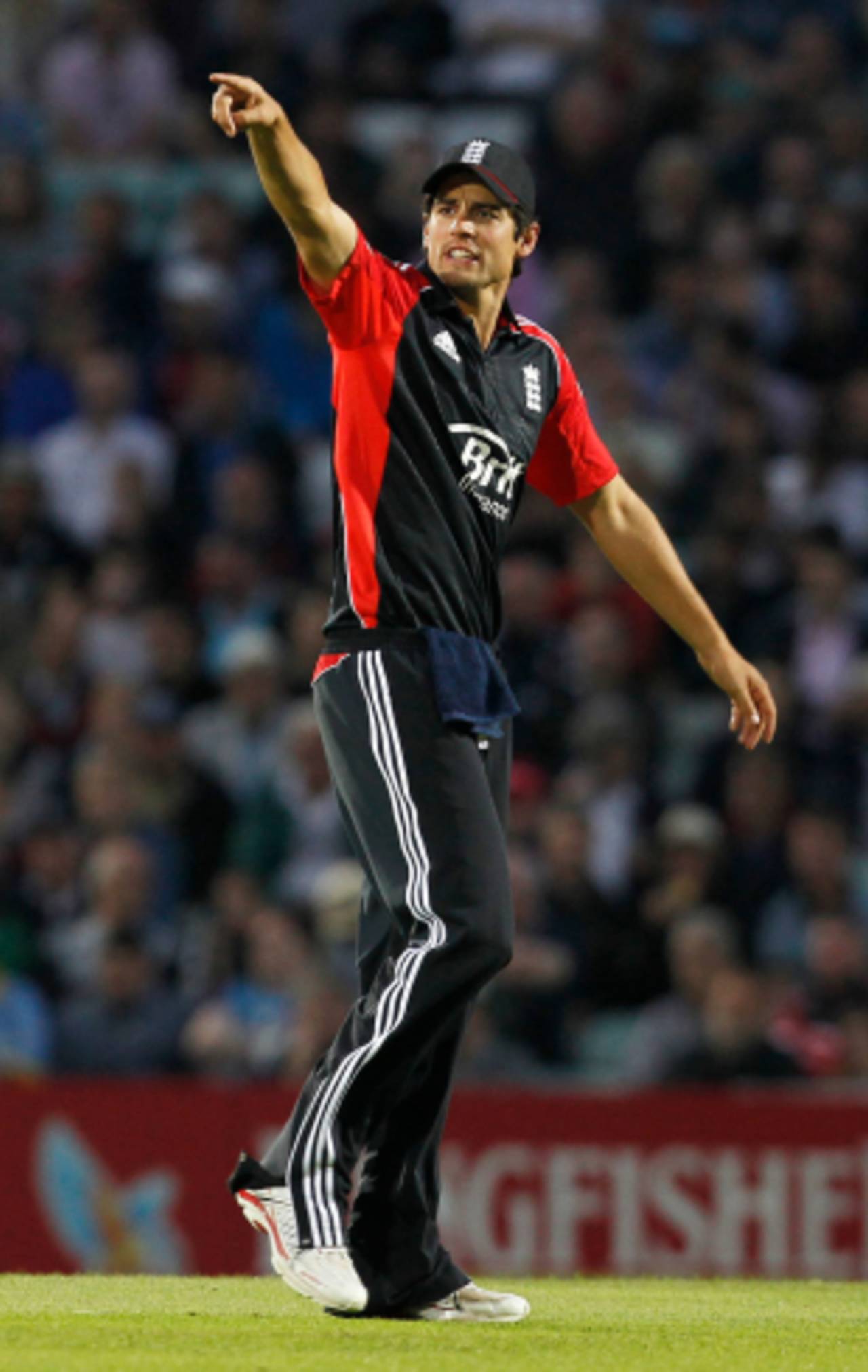 Alastair Cook issues directions in the field, England v Sri Lanka, 1st ODI, The Oval, June 28 2011