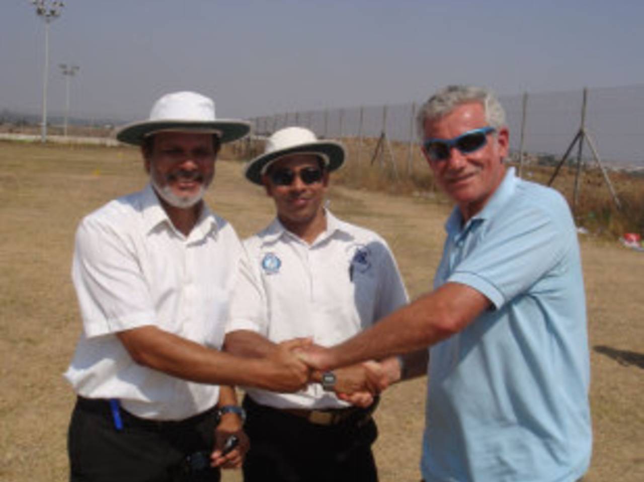 ICA Chairman Stanley Perlman with match umpires Chanan Sogavson (left) and Raymond Waskar