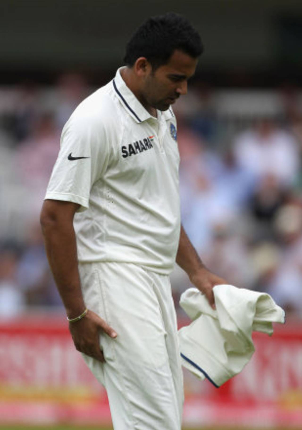 Zaheer Khan walks off with a niggle, England v India, 1st Test, Lord's, 1st day, July 21, 2011